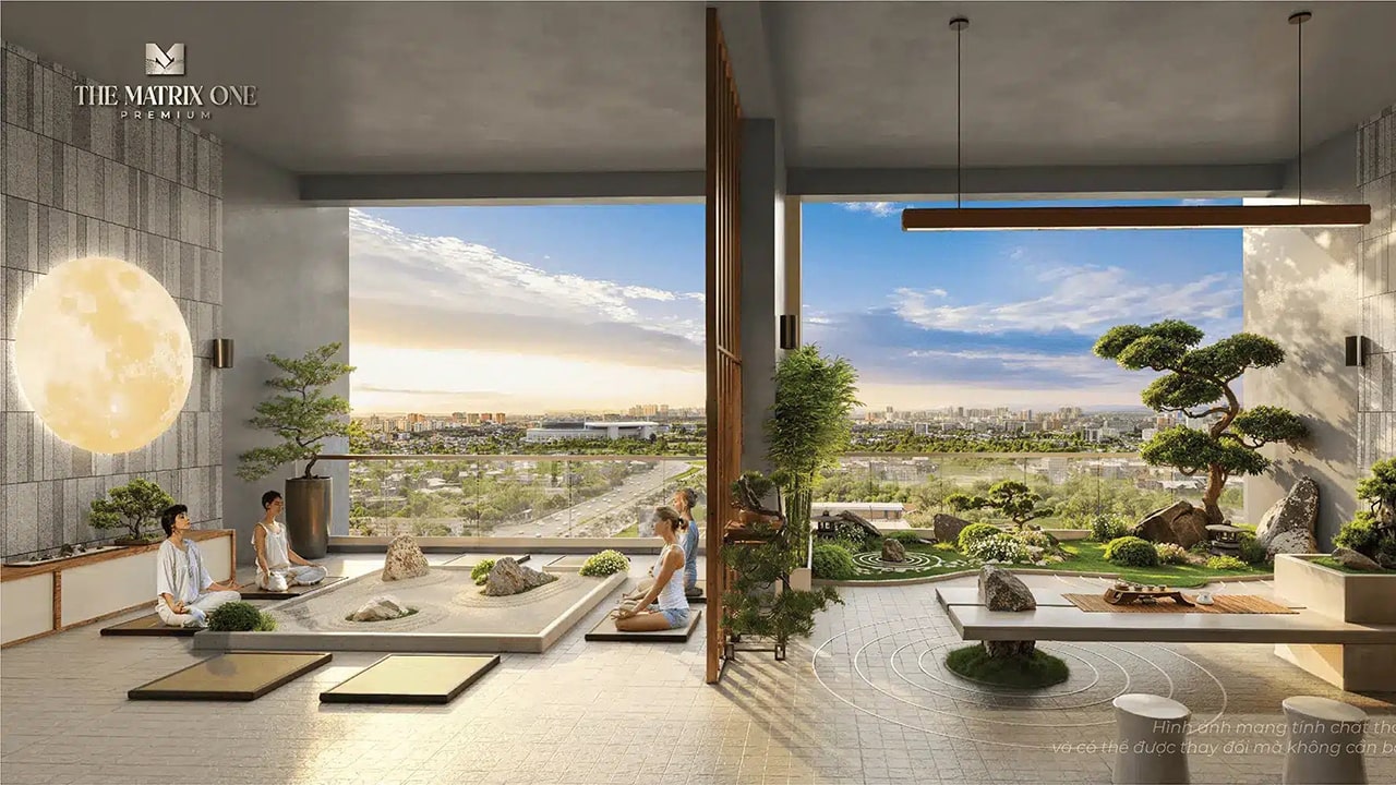 Hình ảnh vườn thiền cao tầng tại Vinhomes Nguyễn Trãi, với không gian Zen Nhật Bản có cây bonsai, đá tự nhiên, bàn trà gỗ, và cư dân thiền định, bên cạnh cửa kính lớn mở ra tầm nhìn bao quát thành phố dưới ánh hoàng hôn