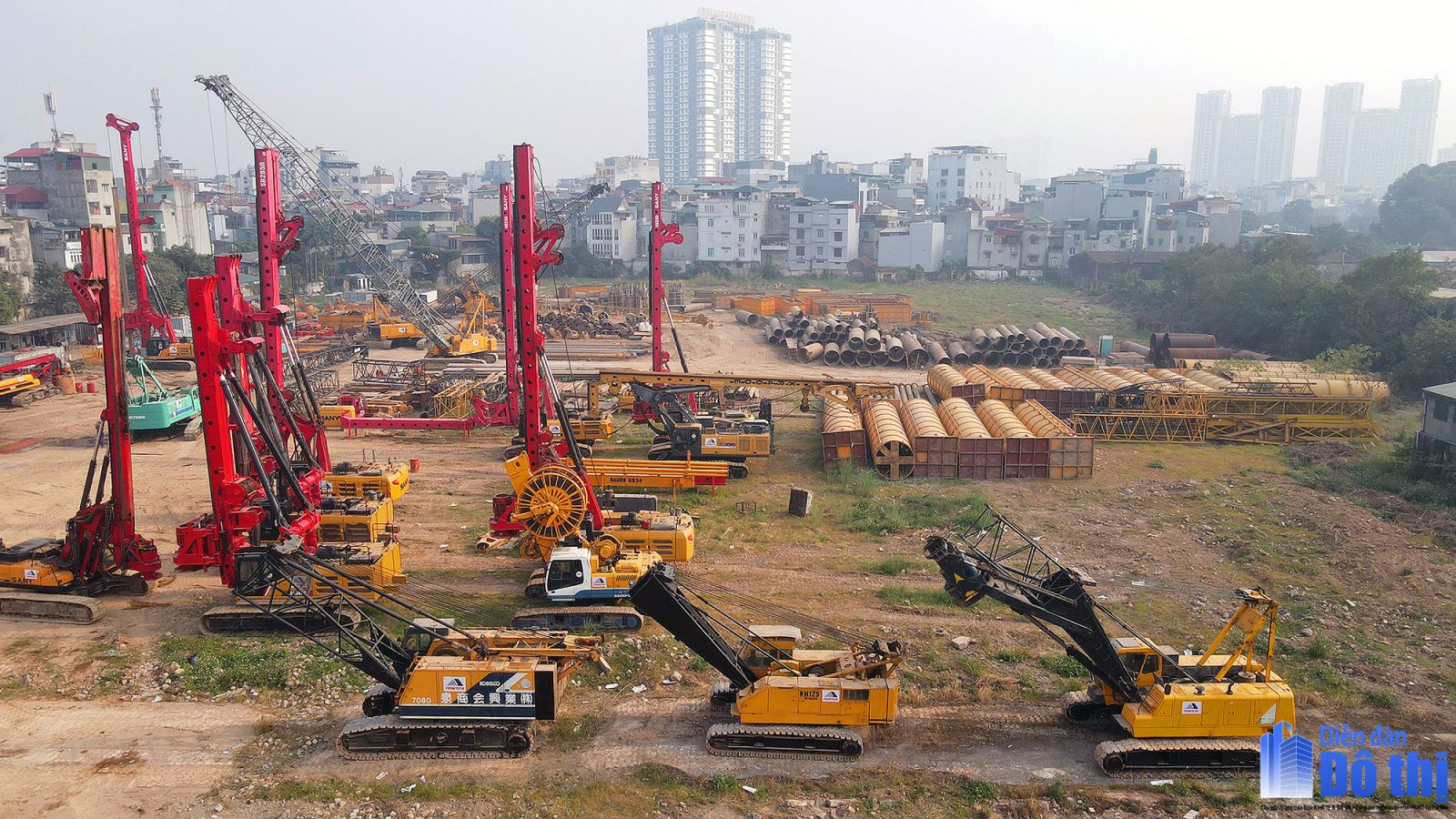 Vinhomes Nguyễn Trãi Thanh Xuân 22 Máy móc thi công hiện đại với các cần cẩu, thiết bị khoan cọc nhồi, vật liệu xây dựng và cọc bê tông được tập kết trên công trường dự án Vinhomes Nguyễn Trãi (Vinhomes Cao Xà Lá).