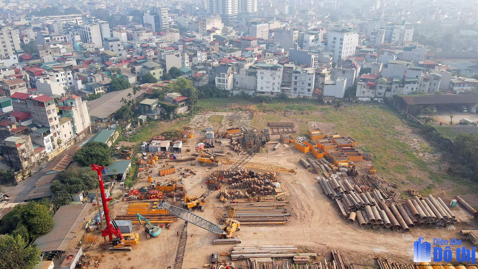 Vinhomes Nguyễn Trãi Thanh Xuân 21 Hình ảnh khu đất dự án Vinhomes Nguyễn Trãi (Vinhomes Cao Xà Lá) trong giai đoạn đầu thi công. Máy móc hiện đại và vật liệu xây dựng đã được tập kết, sẵn sàng cho việc triển khai xây dựng các hạng mục nền móng.