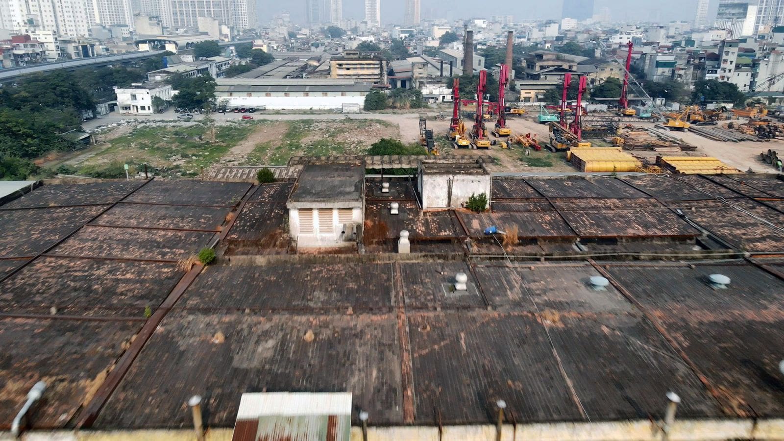 Vinhomes Nguyễn Trãi Thanh Xuân 20 Hình ảnh các nhà xưởng cũ kỹ, hoen rỉ nằm trên khu đất dự án Vinhomes Nguyễn Trãi (Vinhomes Cao Xà Lá). Khu vực này sẽ được giải phóng để phát triển thành tổ hợp khu đô thị hiện đại, góp phần tái tạo không gian đô thị tại quận Thanh Xuân, Hà Nội.